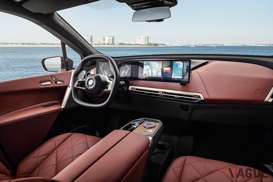 BMWカーブド・ディスプレイは、12.3インチのインフォメーション・ディスプレイおよび1ピース、フレームレス・ガラス・サーフェスの14.9インチのコントロール・ディスプレイによってフルデジタル・スクリーンを構成