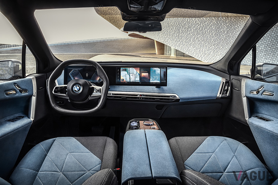 BMWカーブド・ディスプレイは、12.3インチのインフォメーション・ディスプレイおよび1ピース、フレームレス・ガラス・サーフェスの14.9インチのコントロール・ディスプレイによってフルデジタル・スクリーンを構成