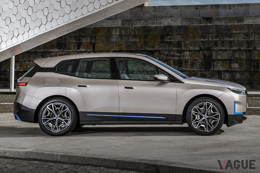 BMW「X5」の全長および全幅、BMW「X6」の全高、BMW「X7」のホイール・サイズによるパワフルなプロポーションを持つ「BMW iX」