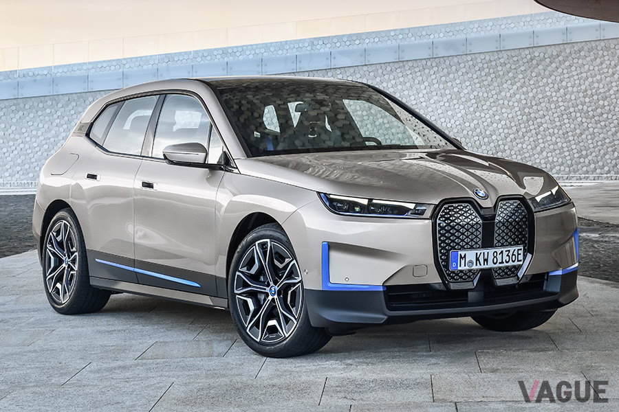 「BMW iX」のエクステリアは、キャラクター・ラインを減らし、ゆったりとした形状の表面が迫力のあるボディ・デザインを構成