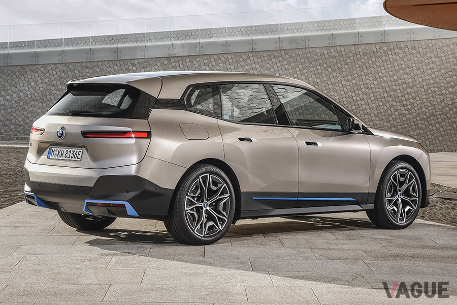 「BMW iX」のエクステリアは、キャラクター・ラインを減らし、ゆったりとした形状の表面が迫力のあるボディ・デザインを構成