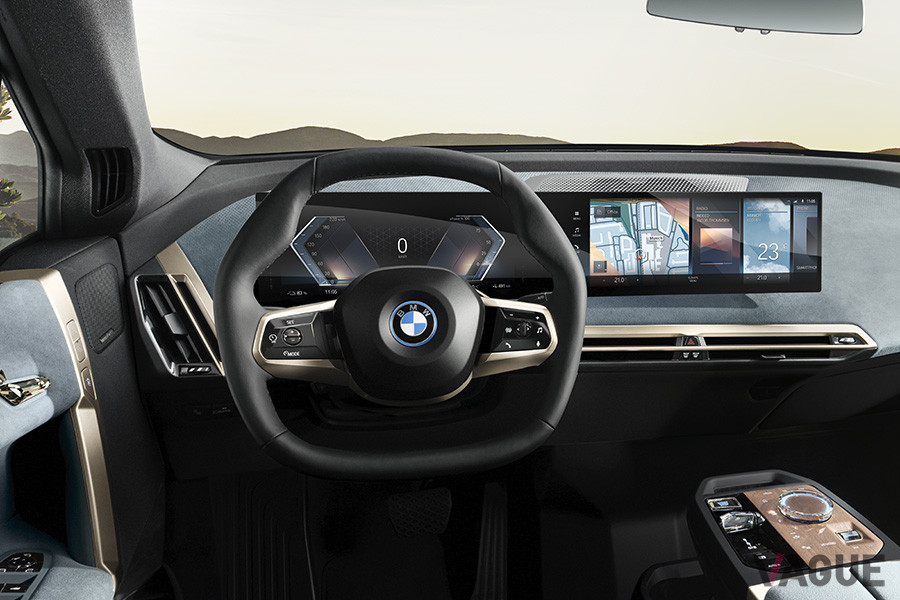 「BMW iX」は、BMWグループで六角形のステアリング・ホイールを装備した初の量産車となる