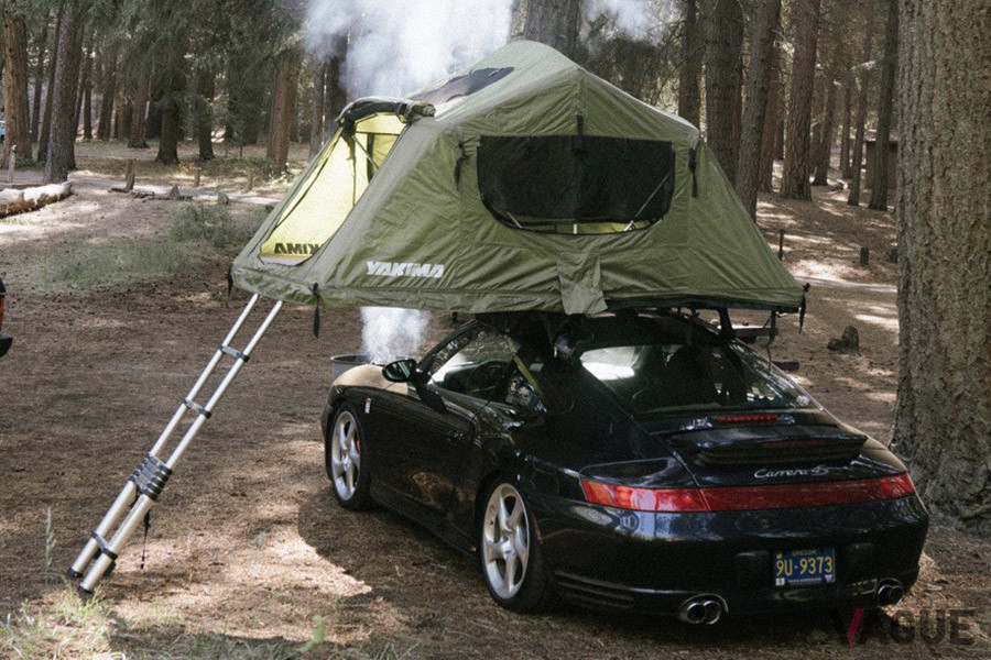 ポルシェ「911」でキャンプ場でリアルキャンプ