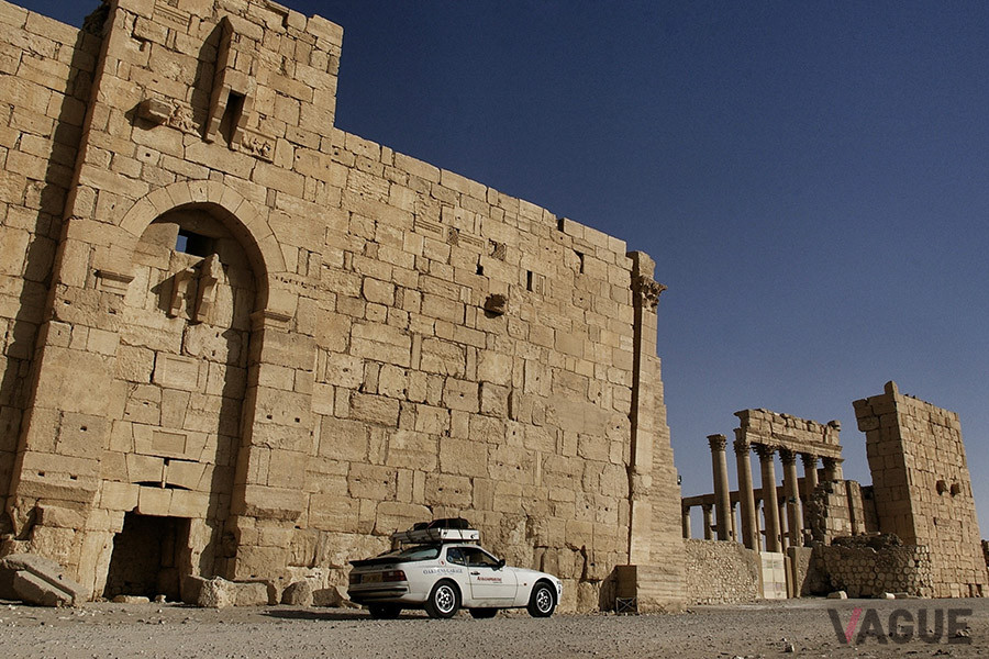 シリアを通過中のポルシェ「944」