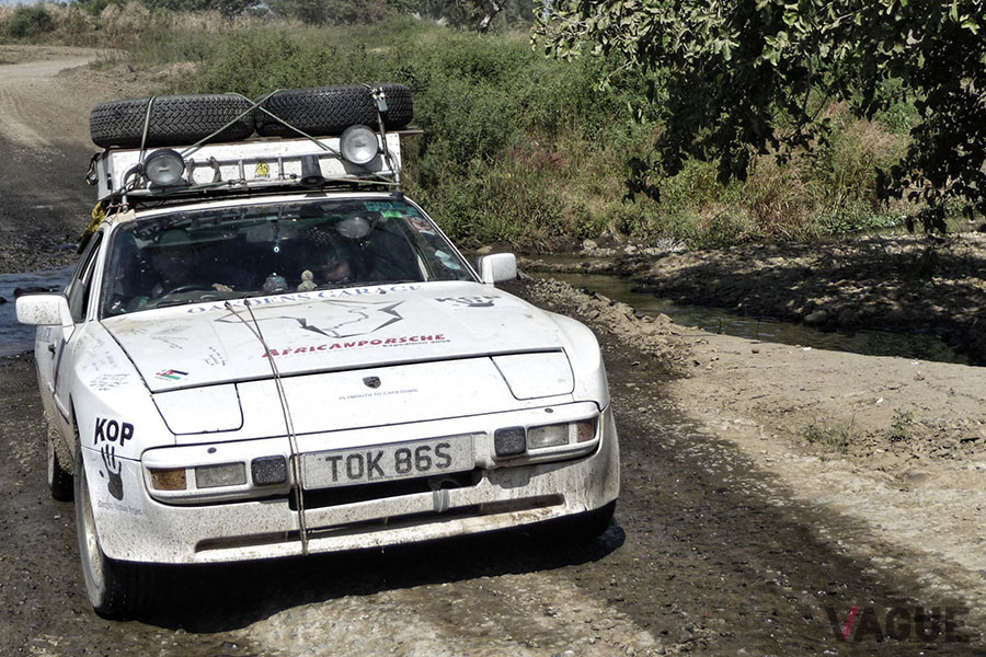 エチオピアを通過中のポルシェ「944」