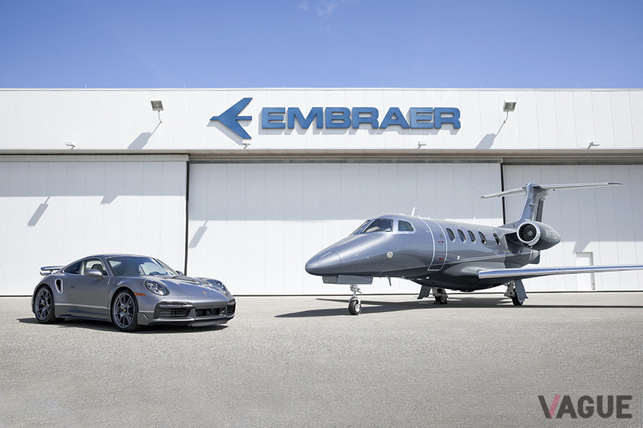 ブラジルの航空機メーカー・エンブラエル社のビジネスジェット機「フェノム300E」を選んだ顧客は、それに合わせてカスタムされたポルシェ「911ターボS」を同時に購入することが可能だ