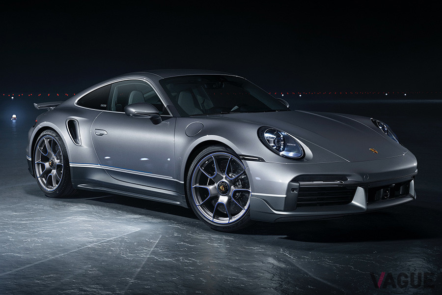ポルシェ「911ターボS」もジェット機も共通して、グロス仕上げの「プラチナ・シルバーメタリック」とサテングロス仕上げの「ジェット・グレーメタリック」のツートーンでペイント