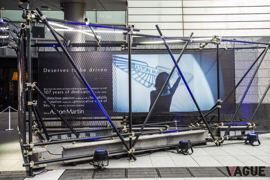 ブラックに塗装されたエキスパンドメタルや単管パイプ、そしてH鋼などの建築用素材をそのまま使用して、新しいアストンマーティンの世界観を表現
