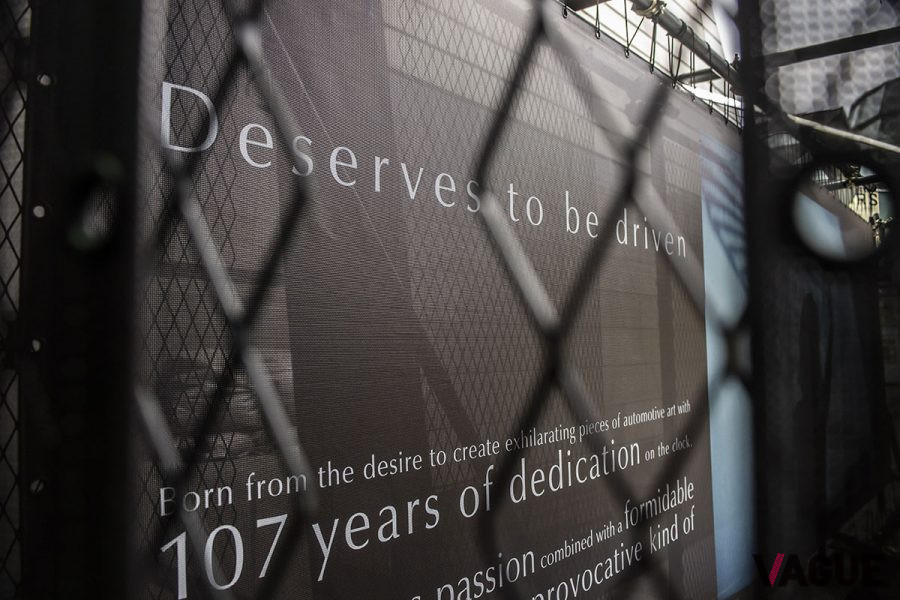 展示はエレガントなイメージではなく、サブカルチャーの手法が取られた