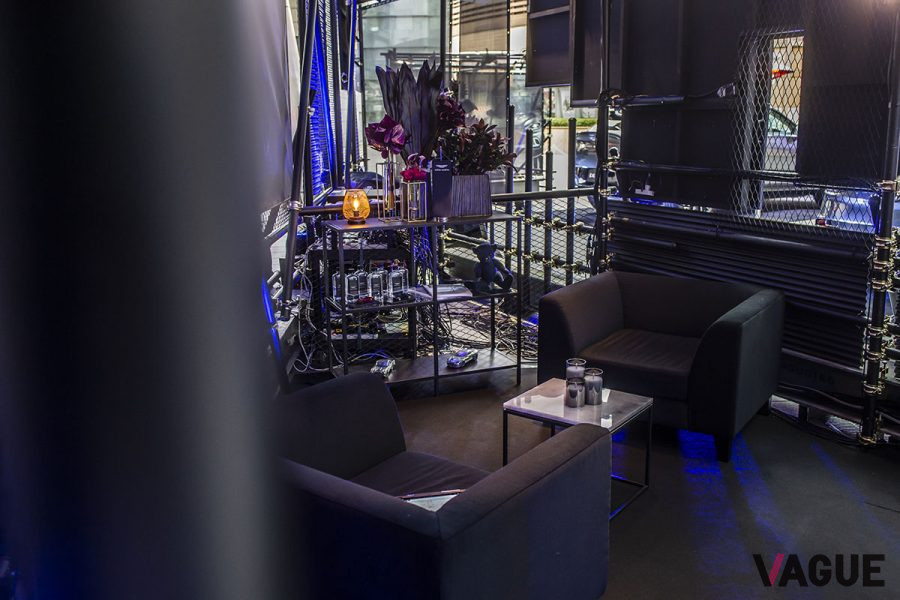 ラウンジもどこか90年代のクラブチックな演出であった