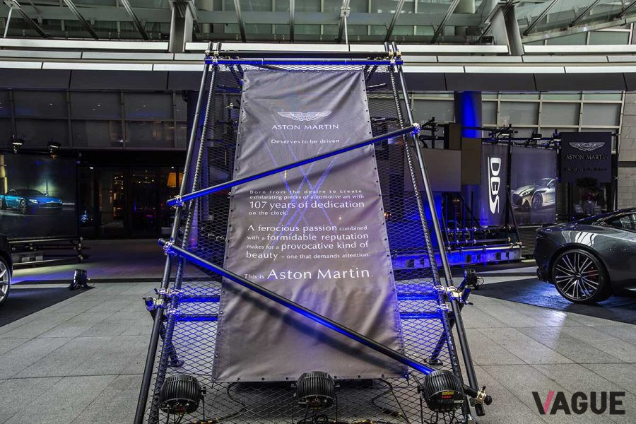 ブラックに塗装されたエキスパンドメタルや単管パイプを用いて、アストンマーティンの世界観に挑発的な要素を取り入れている