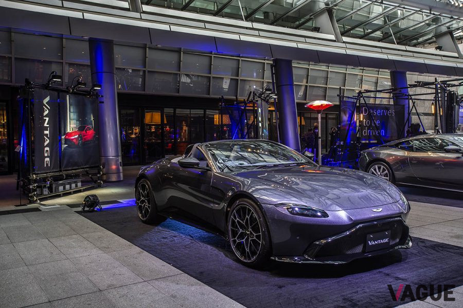 東京・六本木ヒルズ大屋根プラザに展示されたアストンマーティン「ヴァンテージ・ロードスター」