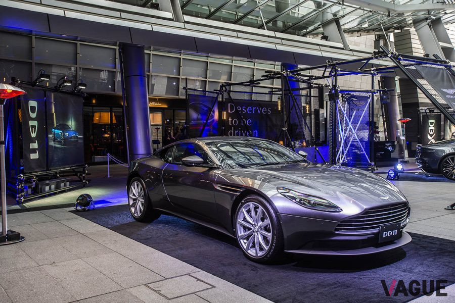 東京・六本木ヒルズ大屋根プラザに展示されたアストンマーティン「DB11」