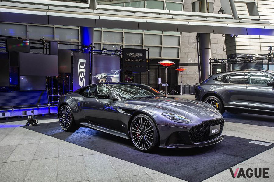 東京・六本木ヒルズ大屋根プラザに展示されたアストンマーティン「DBSスーパーレッジェーラ」