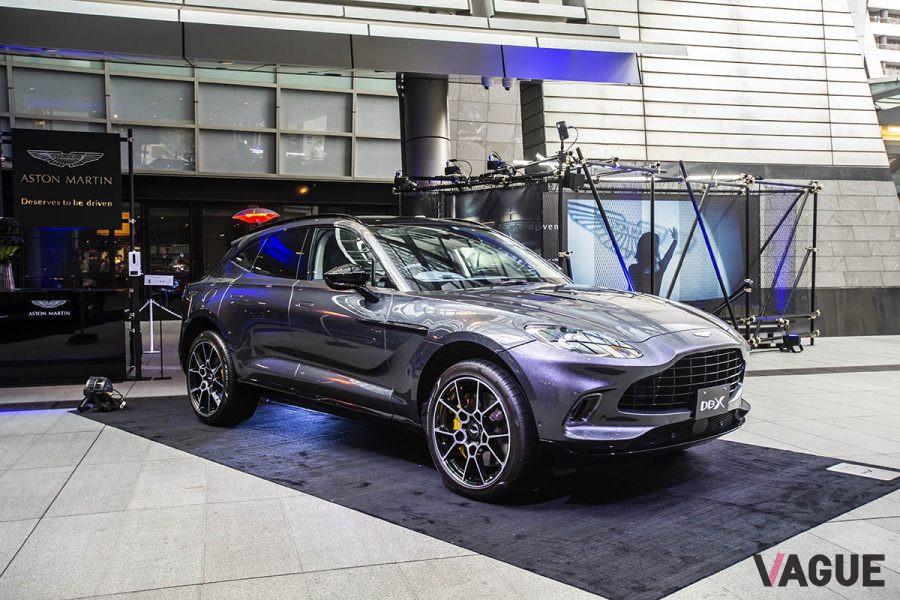 東京・六本木ヒルズ大屋根プラザに展示されたアストンマーティン「DBX」