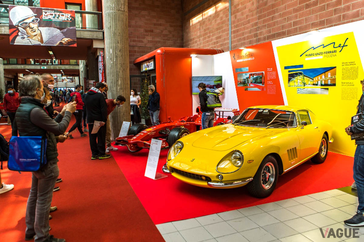 地元ムゼオ・エンツォ・フェラーリからの出展「275GTB4」、そして向こう側はマラネロのムゼオ・フェラーリから出展の「F2008」