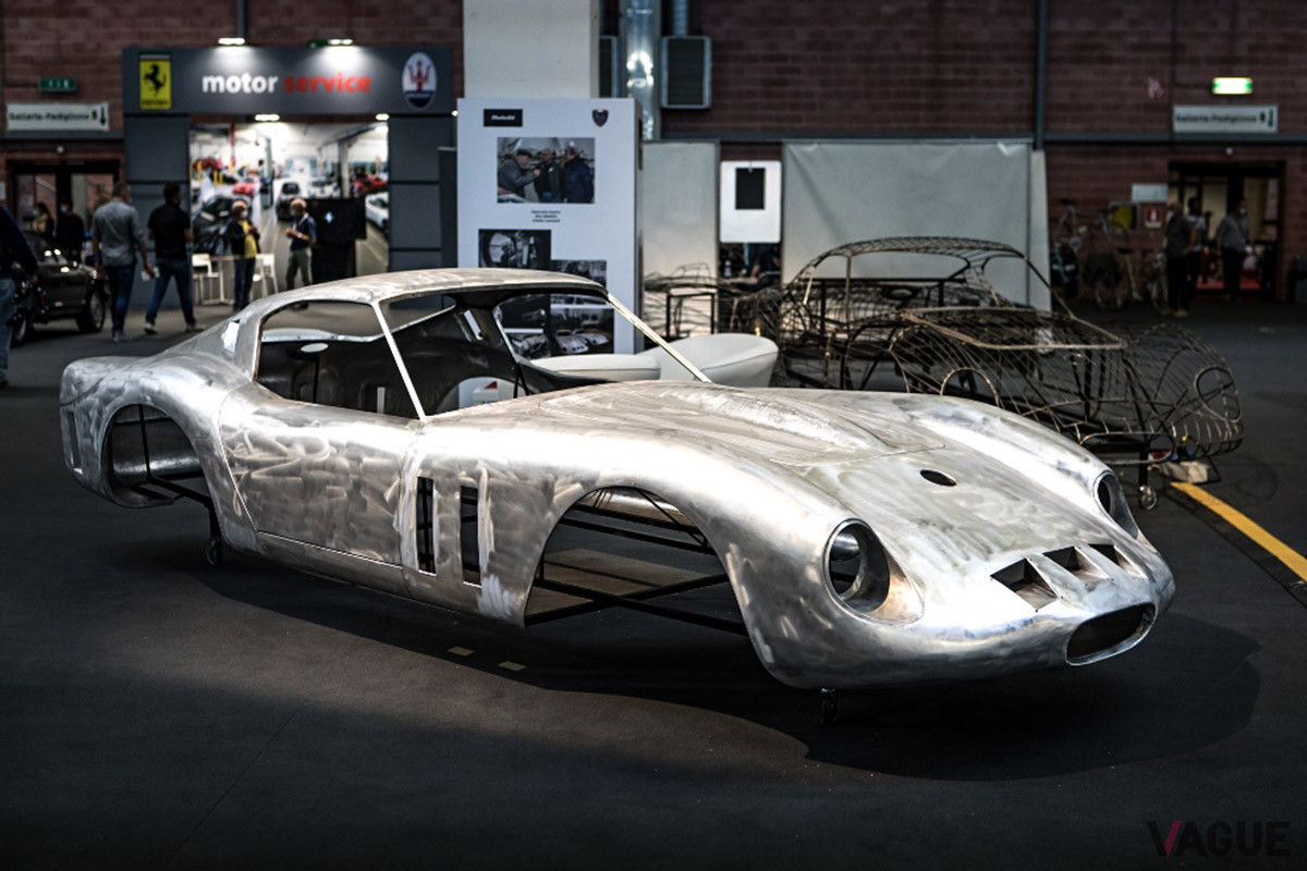 フェラーリ「250GTO」。当時実際にこのクルマを叩いた職人の作品だ