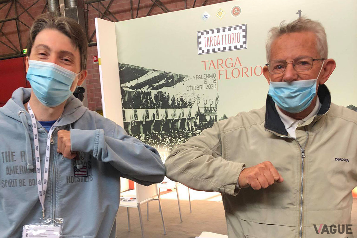 ポスターコレクターのラウロ・マラヴォルティ氏とカメラマンのマテオ・グラッツィア氏。コロナ禍であるため、挨拶は肘で