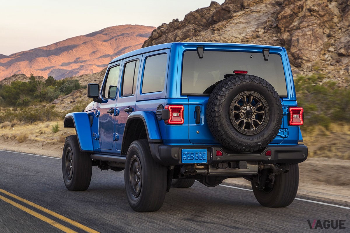 前後のサスペンションは、伝統のコイルリジッド式を継承