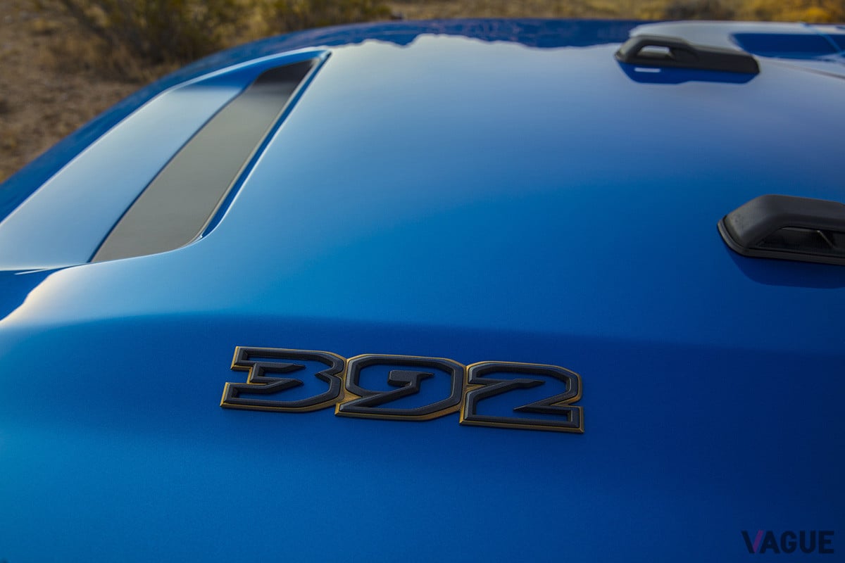 ボンネットには、「392」の文字が装着されている