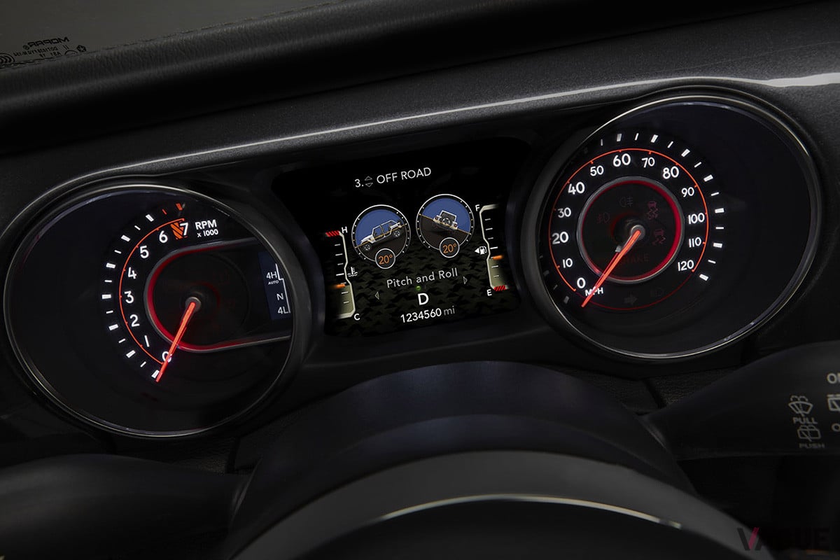 メーターパネルの中央に、ピッチトロールの角度を映すことができるので、ドライバーは車両の状況を確認することが可能