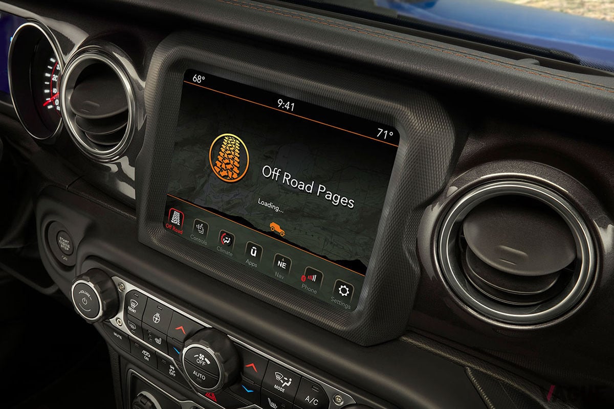 車内の8.4インチスクリーンに投影される「ジープ・オフロードページ」によってピッチやロール、高度、GPS座標、ドライブトレインのパワー配分などを確認することができる