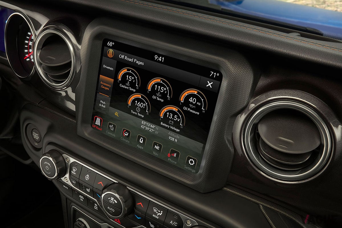 車内の8.4インチスクリーンに投影される「ジープ・オフロードページ」では、クーラントやオイルの温度を確認することができる