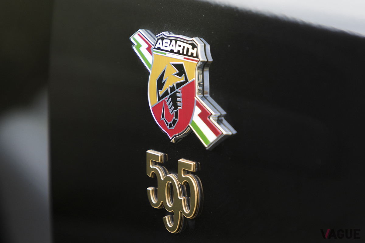「595」のエンブレムもゴールド仕上げだ