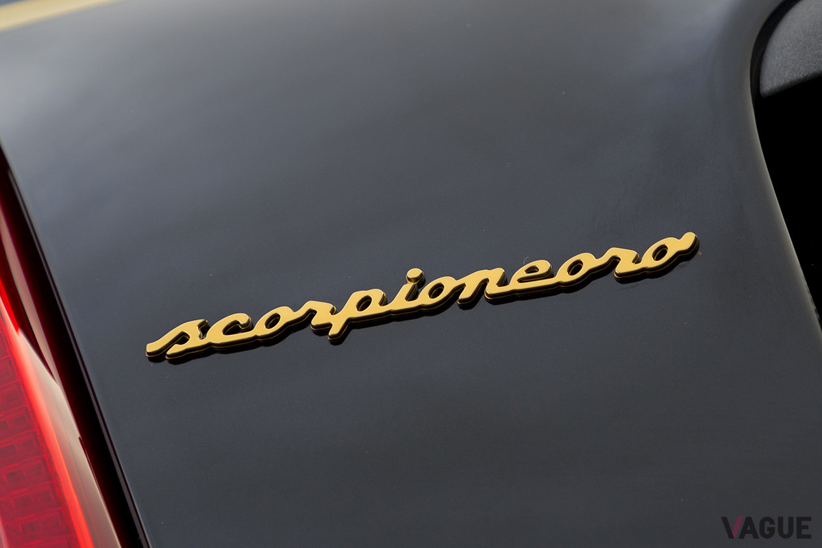 「Scorpioneoro」のエンブレムはゴールド仕上げだ