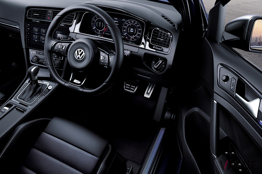 VW現行型「ゴルフR」のインパネ