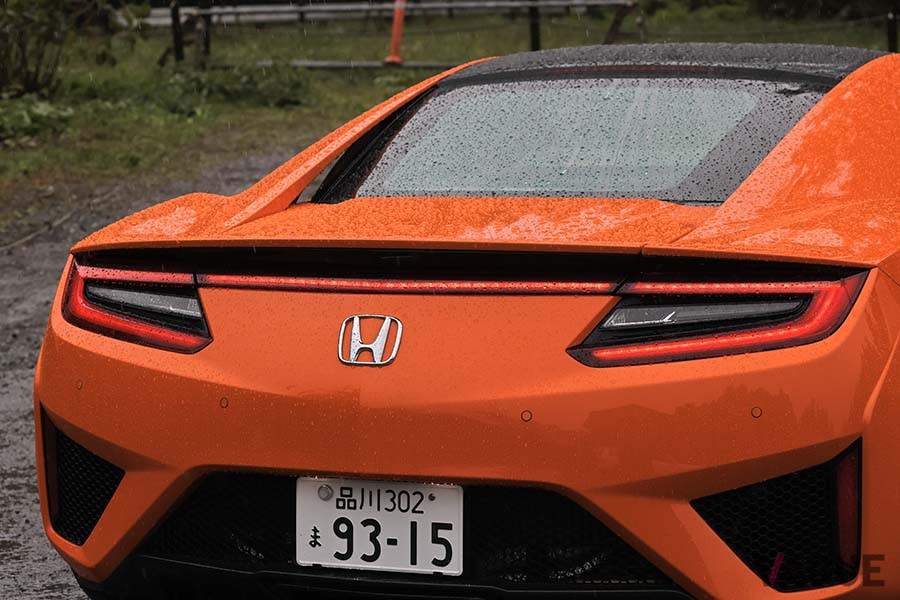 ホンダ「NSX」のブレーキランプは左右リアランプとつながっている