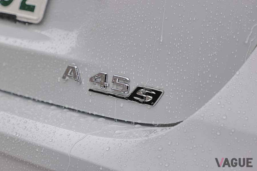 「メルセデスAMG A45S 4MATIC＋」のエンブレム