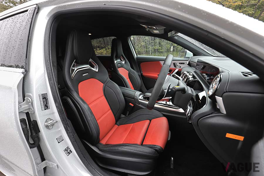 「メルセデスAMG A45S 4MATIC＋」のフロントバケットシート