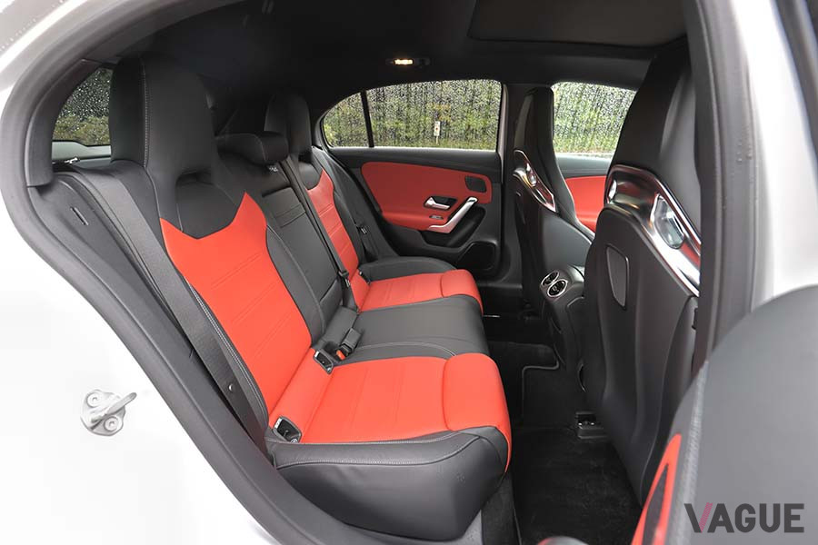 「メルセデスAMG A45S 4MATIC＋」のリアシート