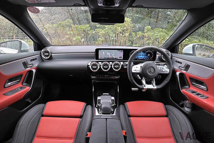 「メルセデスAMG A45S 4MATIC＋」のインパネ
