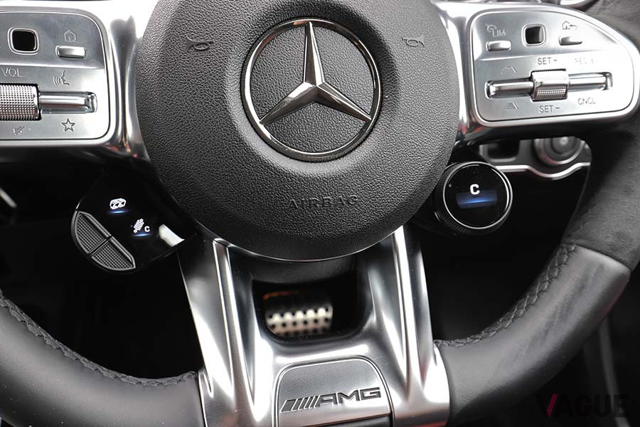 「メルセデスAMG A45S 4MATIC＋」のAMGパフォーマンスステアリングには、手を離さずにセッティングが切り替えられるAMGドライブコントロールスイッチも装備される