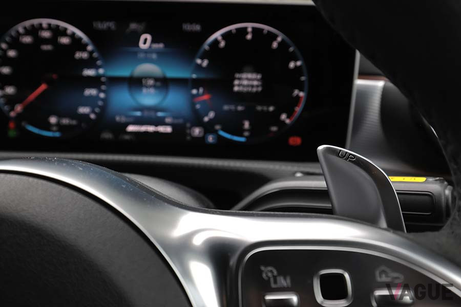 「メルセデスAMG A45S 4MATIC＋」のAMGパフォーマンスステアリングはパドルシフトが標準装備