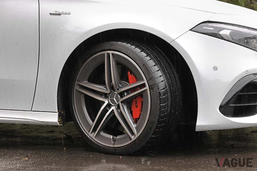 「メルセデスAMG A45S 4MATIC＋」のタイヤサイズは245／35R19。と19インチAMGマルチスポークアルミホイールとAMGレッドブレーキキャリパーが内に秘める性能を物語る