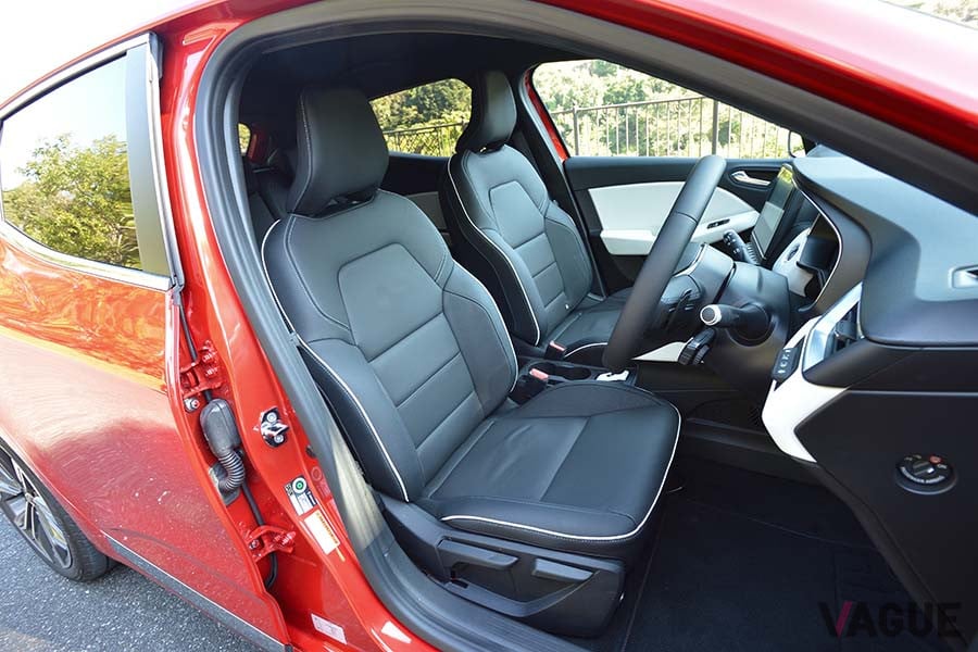 ルノー新型「ルーテシア」のフロントシート