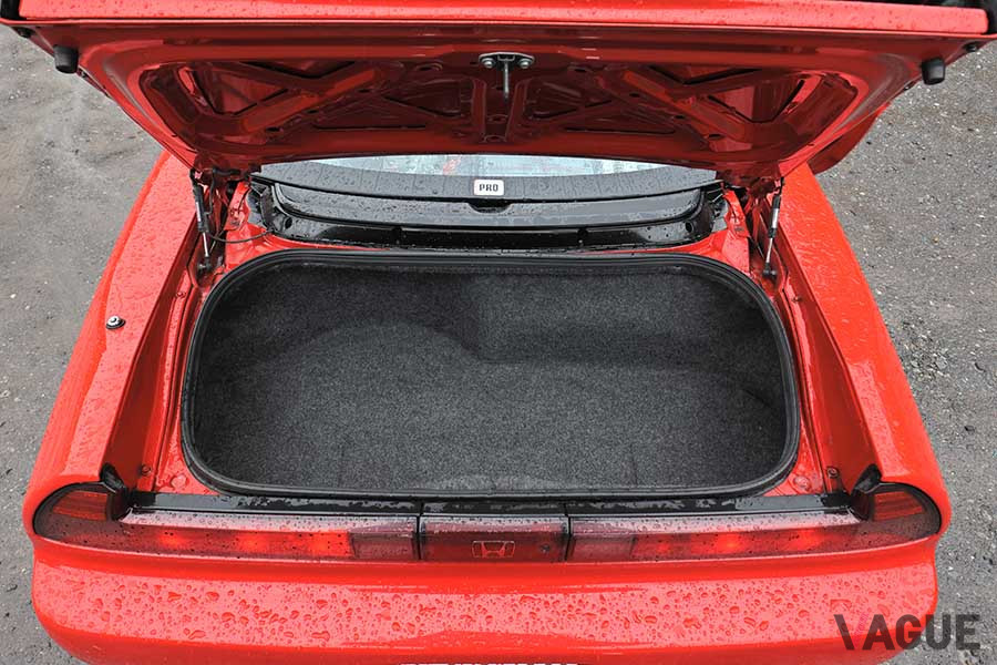 ホンダ初代「NSX」の広いトランクルーム。ゴルフバッグが2個入るように設計されたという