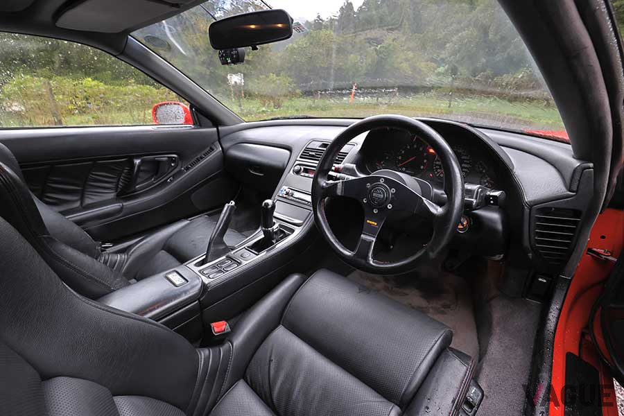 ホンダ初代「NSX」のインパネ。試乗車は5速MT