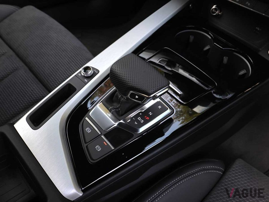 アウディ新型「A4 45 TFSIクワトロ Sライン」のシフトセレクター。新形状になった