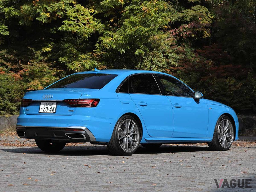 アウディ新型「A4 45 TFSIクワトロ Sライン」。ボディカラーはオプション（9万円）の「ターボブルー」