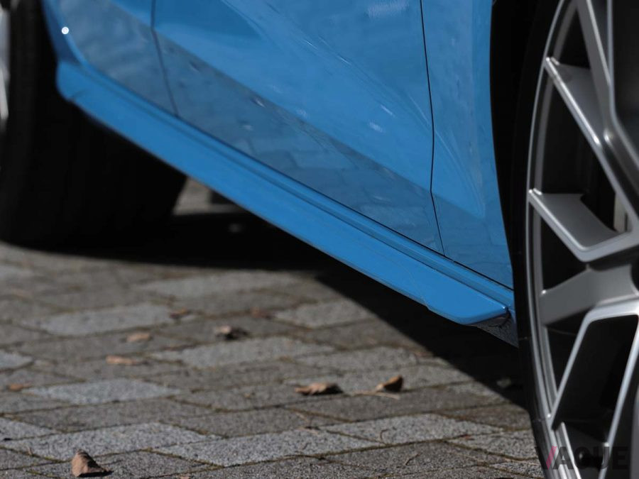 ドアの下のサイドシルには整流板のようなフィンが付く