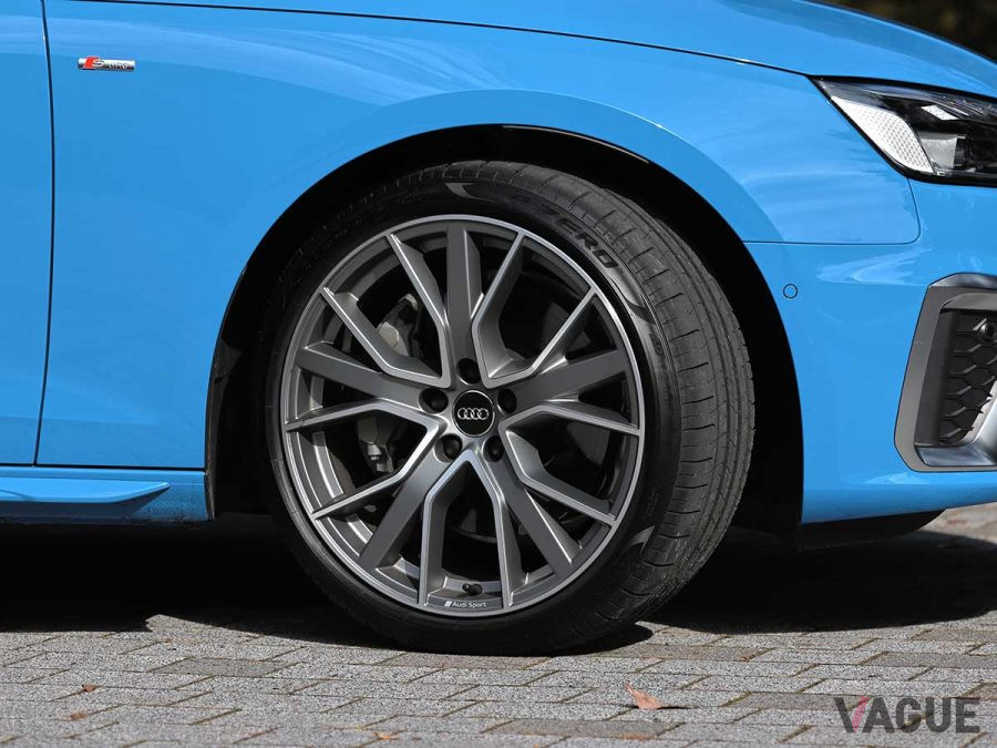 アルミホイールはオプションの19インチを装着。タイヤはピレリ「P ZERO」だった