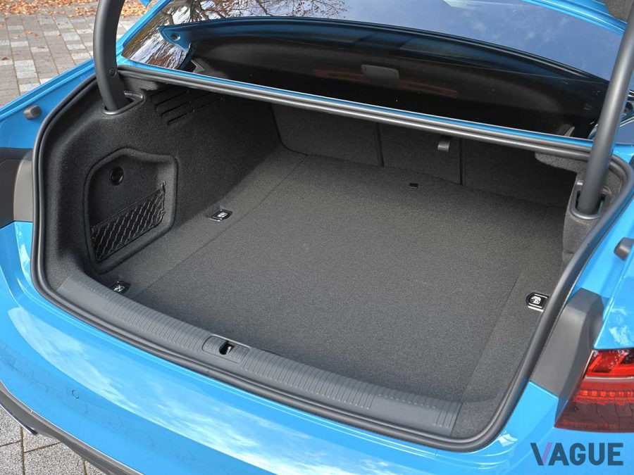 アウディ新型「A4 45 TFSIクワトロ Sライン」の荷室。VDA式で460リッターを確保