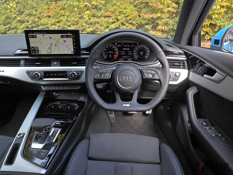 アウディ新型「A4 45 TFSIクワトロ Sライン」のインパネ。ヘッドアップディスプレイは15万円のオプション。フラットボトムステアリングはオプションのSラインプラスパッケージ（8万円）
