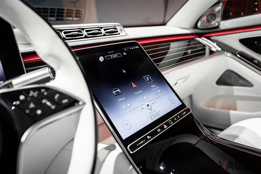 新型「メルセデス-マイバッハSクラス」のセンターディスプレイ