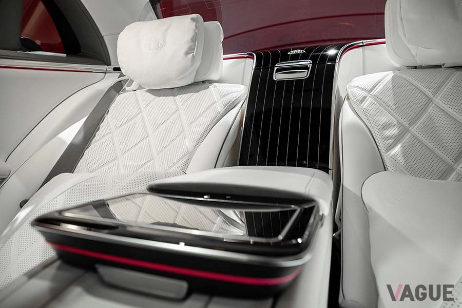 新型「メルセデス-マイバッハSクラス」の後席コンソール