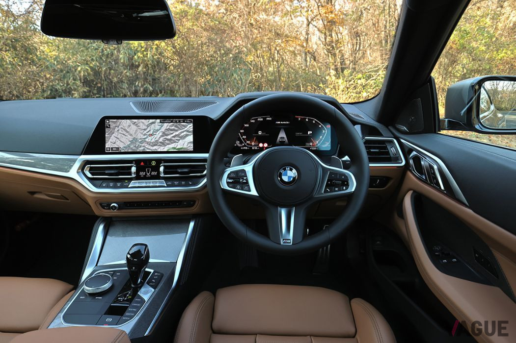 BMW新型「M440i xドライブ クーペ」のインパネ。パドルシフトは標準装備。試乗車はBMWインディビデュアルアルミニウム・ハイグロスインテリアトリム（オプション7万6000円）を装着